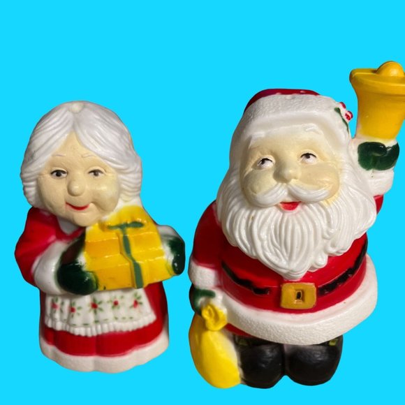 Santa and Mrs Claus Salt and Pepper Shaker Set - Picture 2 of 12